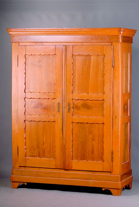 sog. Brezelschrank, Pfalz, um 1835-40, wohl Landau/Neustadt Wstr., komplett auf Rahmen gearbeitet, 12 Kassetten, Front im sog. Brezelstil, ...
