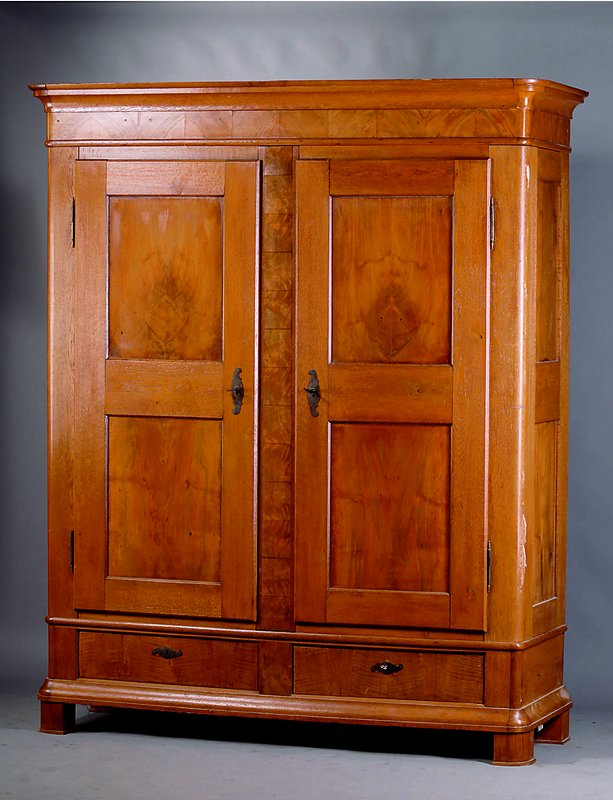Biedermeierschrank, süddeutsch, wohl Freiburg,um 1830/40, Korpus Kirschbaum massiv, Füllungen gespiegelt verlegt, Rahmen Eiche massiv, 2 integr. ...