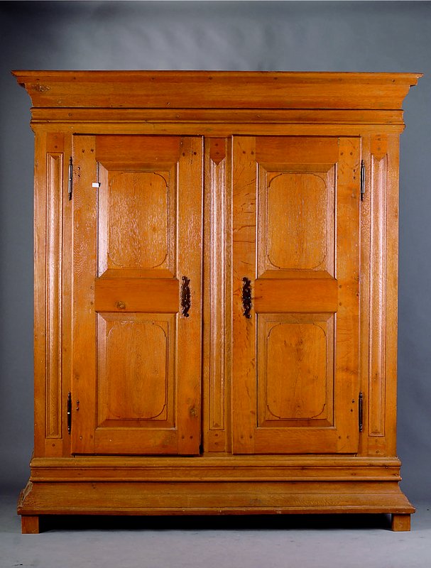 Norddeutscher Schrank, um 1760, Eiche massiv auf Rahmen gearbeitet, Füllungen doppelt getreppt, Ecken abgerundet, Lisenen aus dem Vollholz ...