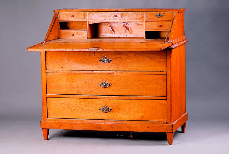Aufsatzsekretär, deutsch, um 1830/40, Eiche massiv, 3 schübig, Füße sek., Schrägklappe u. Oberteil auf Rahmen gearb., 5 schübige ...