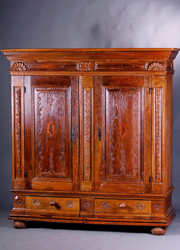 Dielenschrank, Niederrhein, Richtung Lüttich, um 1750/70, Eiche massiv, Fuß 7-fach getreppt m. integr. Schublade, Muschel u. Blütenschnitzerei ...