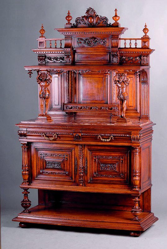 Prunkaufsatzbuffet, Südfrankreich, um 1870/80 , Nußbaum massiv bzw. Furnier, in sich horizontal 12-fach gegliedert, Fußteil m. Zierleiste, diese ...
