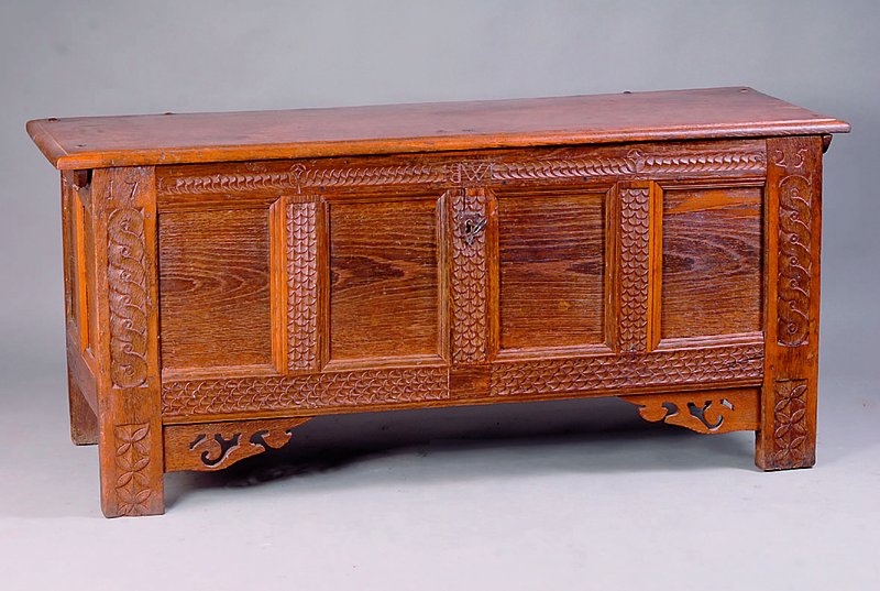 Stollentruhe, norddeutsch, datiert 1725, Eiche massiv, Schuppendekor, Fuß: Bänder bzw. Blumenornamente, 8-fach kassettiert, innen 1 Ablegefach, ...