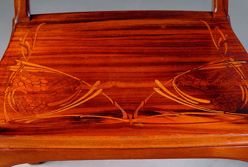 Detail a: Paar Armlehnstühle, Frankreich, um 1900, wohl v. Louis Majorelle, Gestell Nußbaum massiv, allseitig geschweift, abstrakt florale Anspielungen, ...