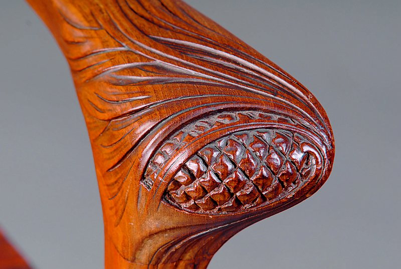 Detail b: Paar Armlehnstühle, Frankreich, um 1900, wohl v. Louis Majorelle, Gestell Nußbaum massiv, allseitig geschweift, abstrakt florale Anspielungen, ...