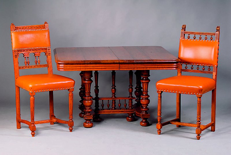Tisch und vier Stühle, Frankreich, um 1870/80, je zwei Stuhlpaar mit passendem Leder bezogen, leicht verschieden in den Drechselarbeiten bzw. Dekor, ...