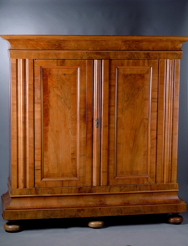 Wellenschrank, Hessen Land, um 1760, Korpus Weichholz, Wurzelnußfurnier, querverlegt, Lisenen und Schlagleiste doppelt geschweift, Türen auf Rahmen ...