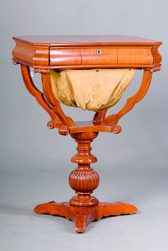Nähtisch, deutsch-französisch, um 1880, Korpus, Hartholz/mass.Mahagoni, von bester Qualität, allseitig in der Vertikalen geschweift, Unterteil in ...