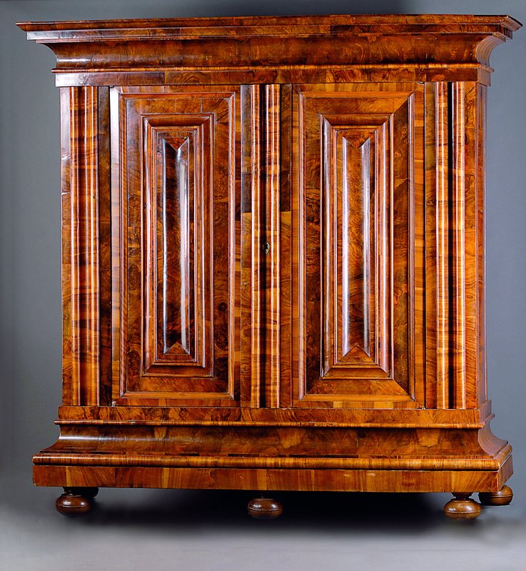 Klassischer Wellenschrank, Frankfurt, um 1720, Korpus Weichholz, Wurzelnußfurnier, in versch. hohen Qualitäten quer verlegt, Lisenen und ...