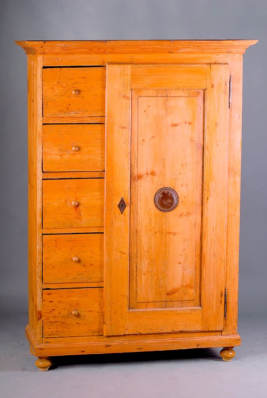 Brotschrank, süddeutsch, um 1860/70, WH massiv, Front z.T. auf Rahmen gearb., 5 Schubladendurch Tür verschließbar, Luftloch für Käse, teilrest., ...