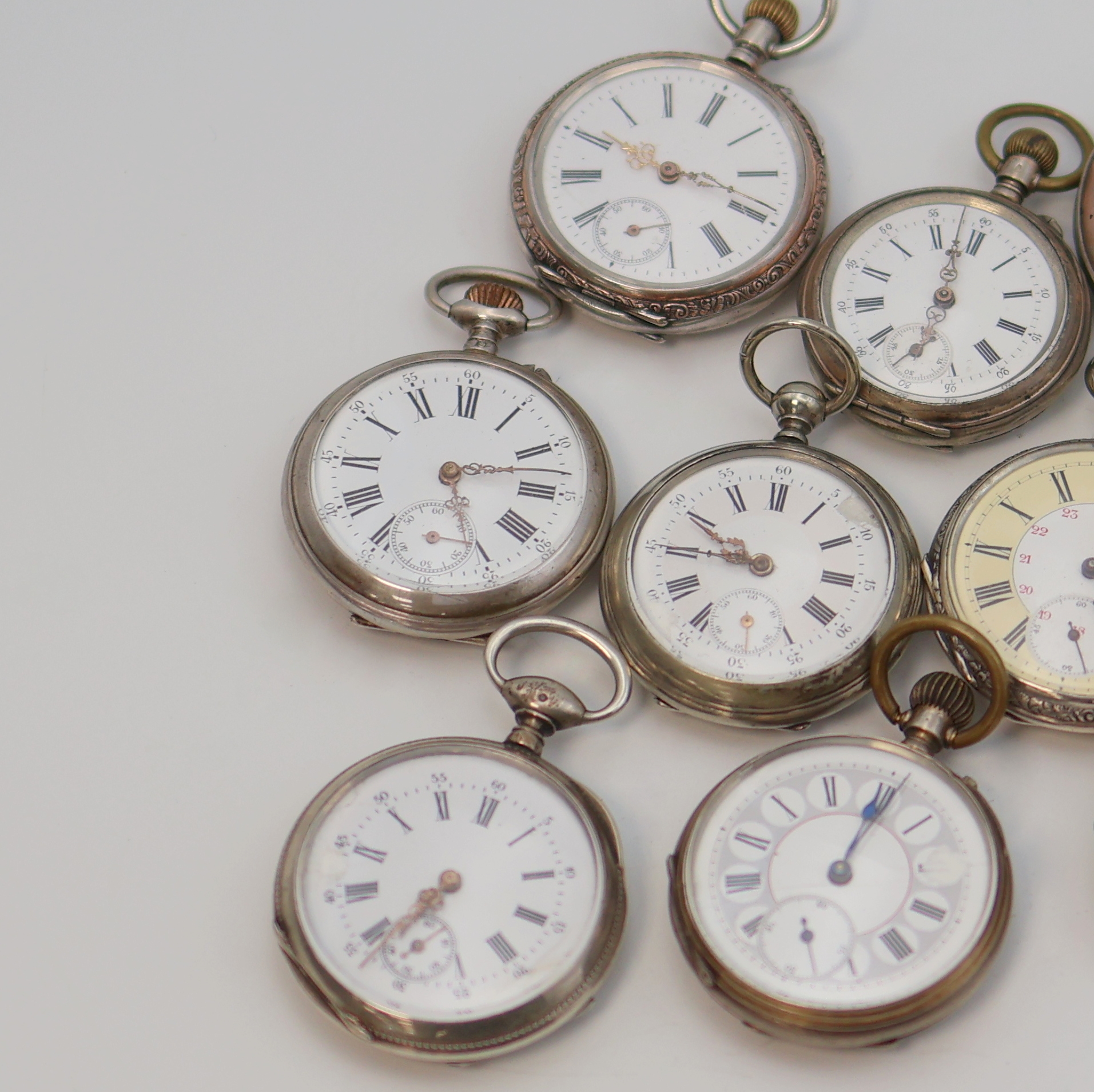 Detail a: Konvolut: 10 Taschenuhren, Schweiz um 1870- 1890, meist Silbergeh., alle Emailblätter (z. T. besch.), 1 Glas zu ers., alle Zylinderhemm., teils ...