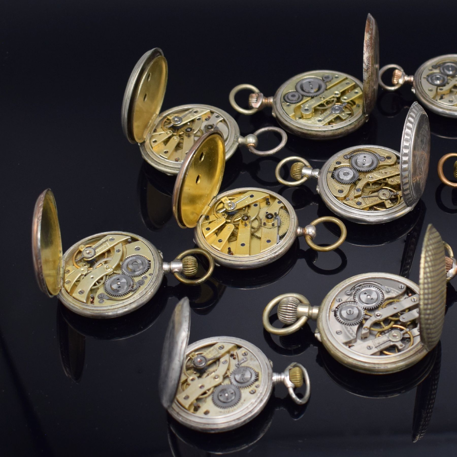 Detail d: Konvolut: 10 Taschenuhren, Schweiz um 1870- 1890, alle Zylinderwerke m. Emailblätter (z. T. beschäd.), meist Silbergeh., teils nicht ge-fähig, zum ...