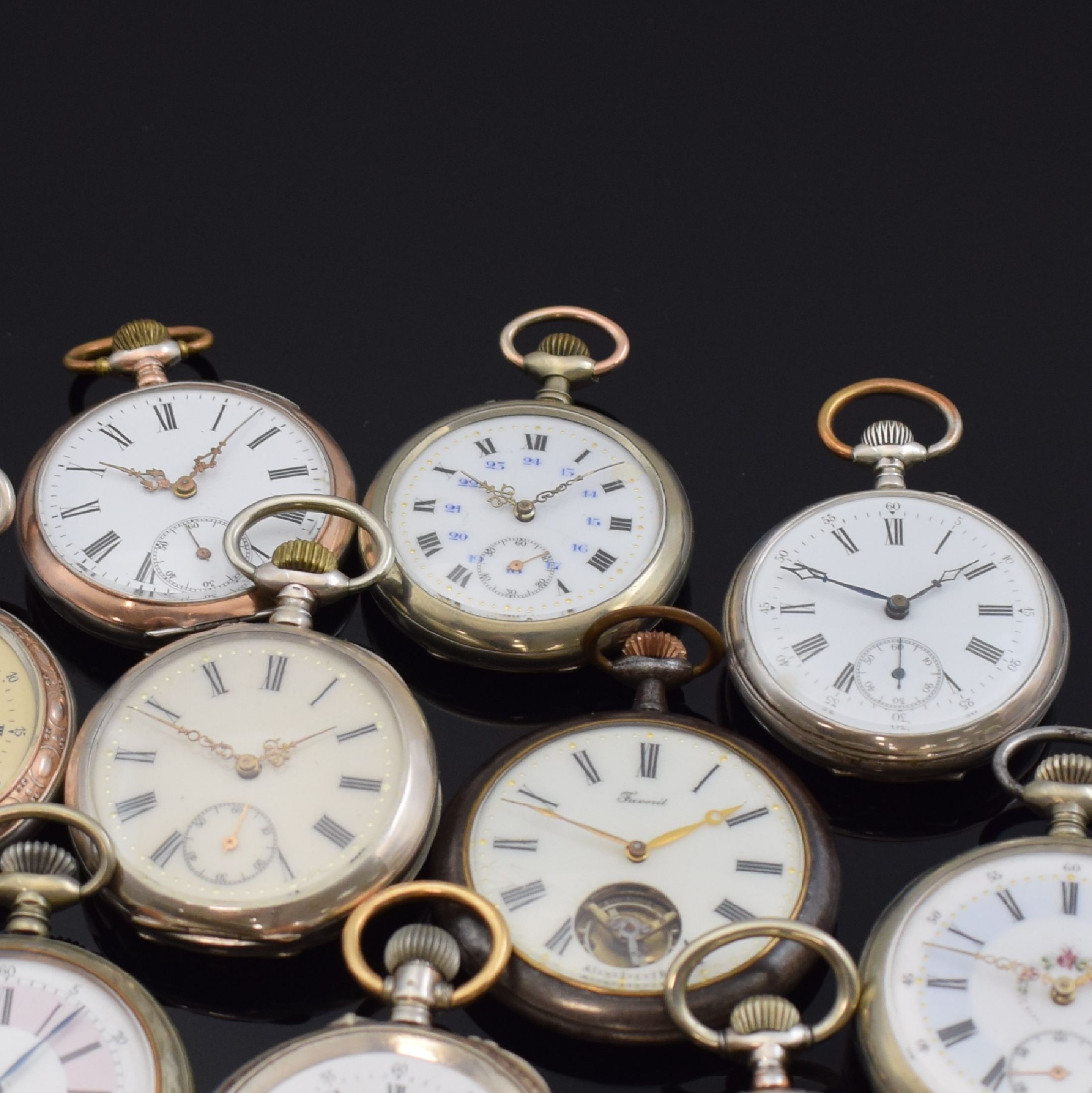 Detail a: Konvolut: 10 Taschenuhren, Schweiz um 1890- 1900, Silber- und Metallgehäuse, Emailblätter (riss.), Anker- und Zylinderwerke, verschiedene Designs, ...