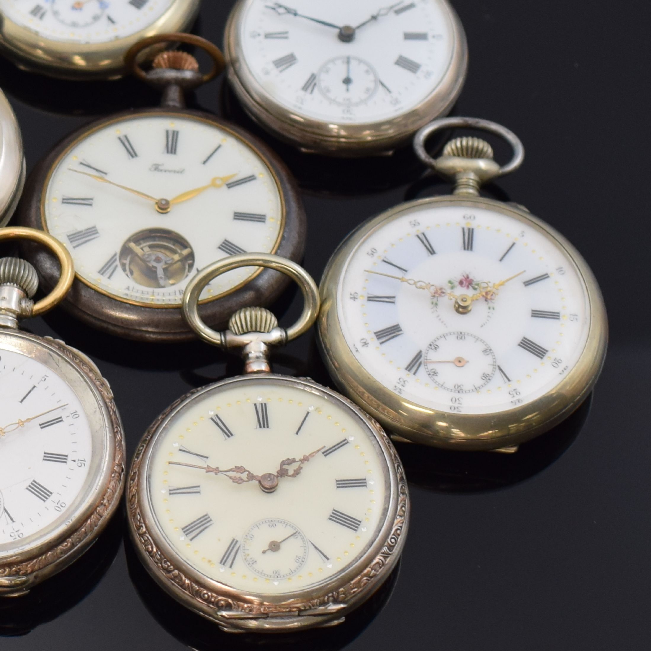 Detail c: Konvolut: 10 Taschenuhren, Schweiz um 1890- 1900, Silber- und Metallgehäuse, Emailblätter (riss.), Anker- und Zylinderwerke, verschiedene Designs, ...