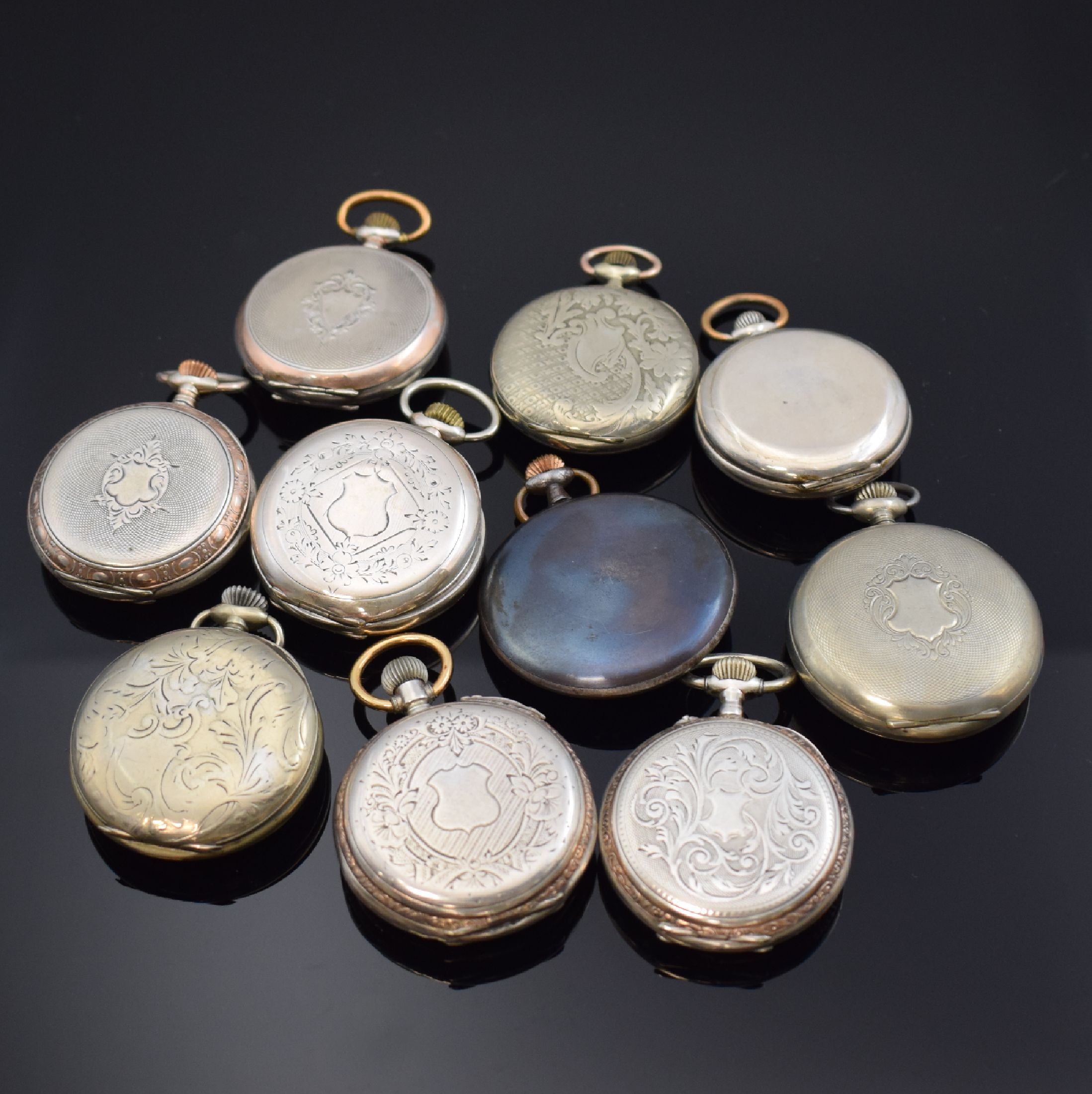 Detail d: Konvolut: 10 Taschenuhren, Schweiz um 1890- 1900, Silber- und Metallgehäuse, Emailblätter (riss.), Anker- und Zylinderwerke, verschiedene Designs, ...