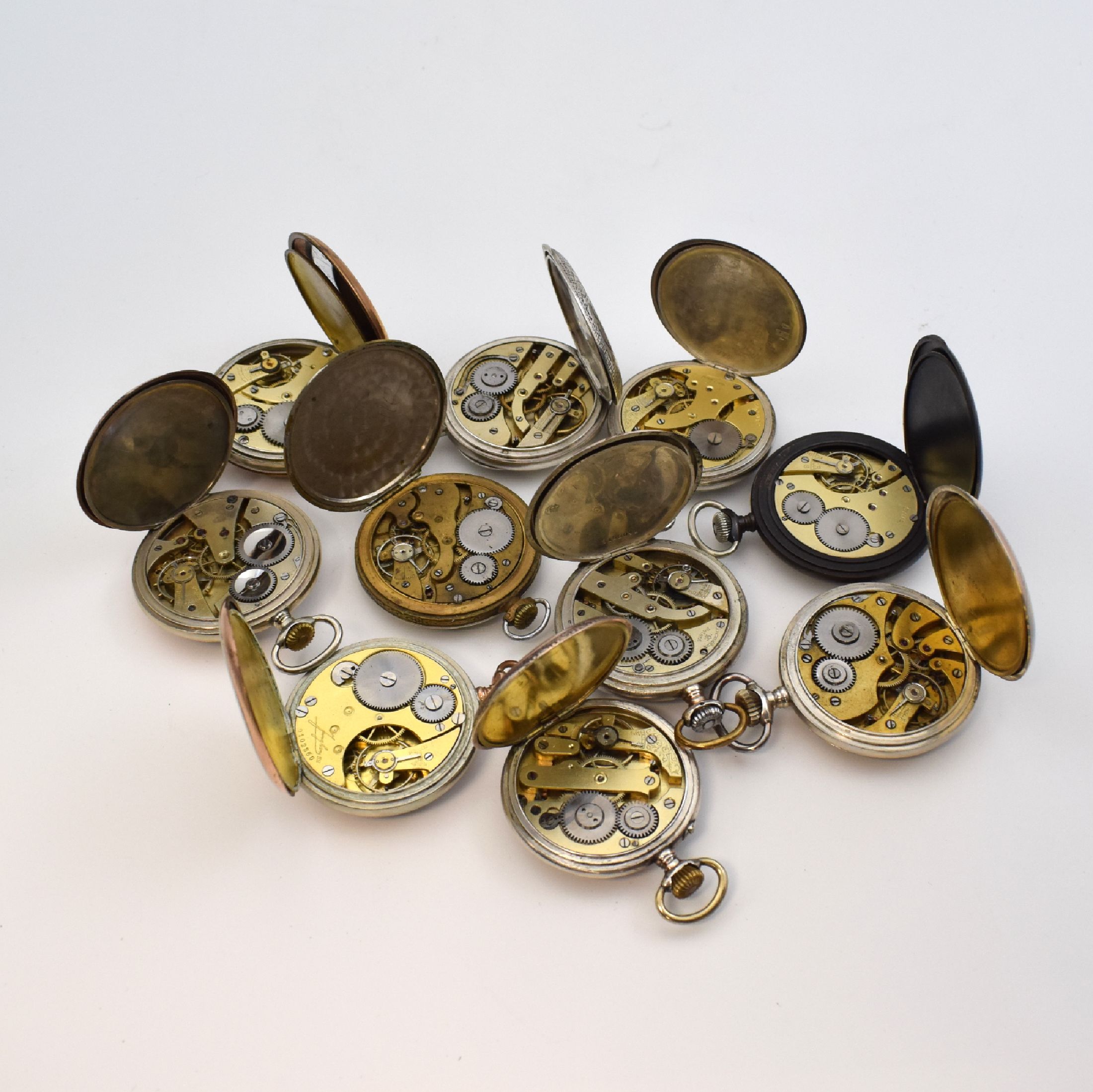 Detail b: Konvolut: 10 Taschenuhren, Schweiz/Deutschland um 1890 - 1920, Anker- und Zylinderwerke, Silber- und Metallgehäuse, Emailblätter (riss./besch.), ...