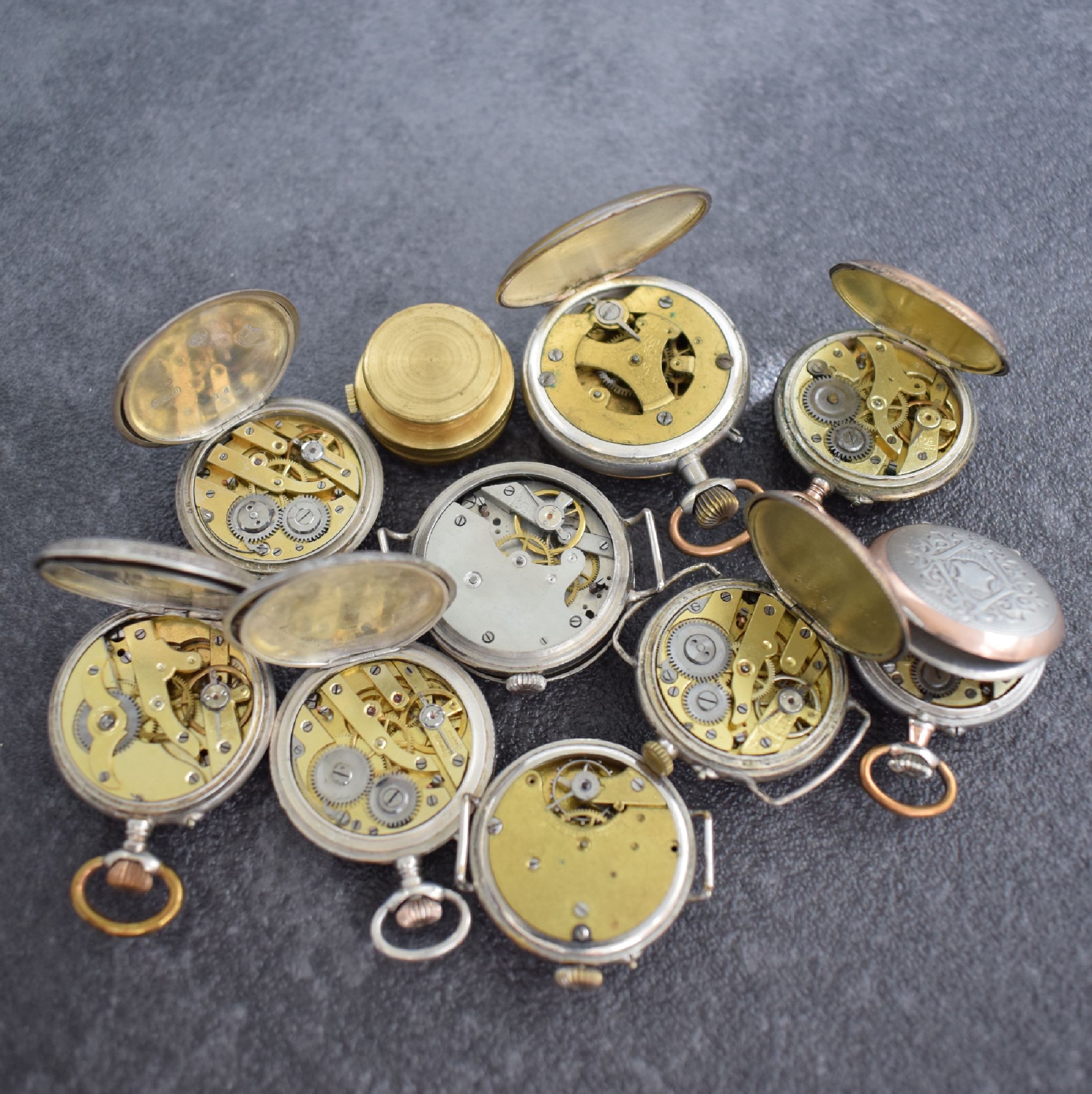 Detail d: Konvolut: 10 Taschen- & Armbanduhren, Schweiz/Deutschland um 1890 - 1970, Silber & Metallgehäuse, Damenausführung, Metall- & Emailzifferblätter ...