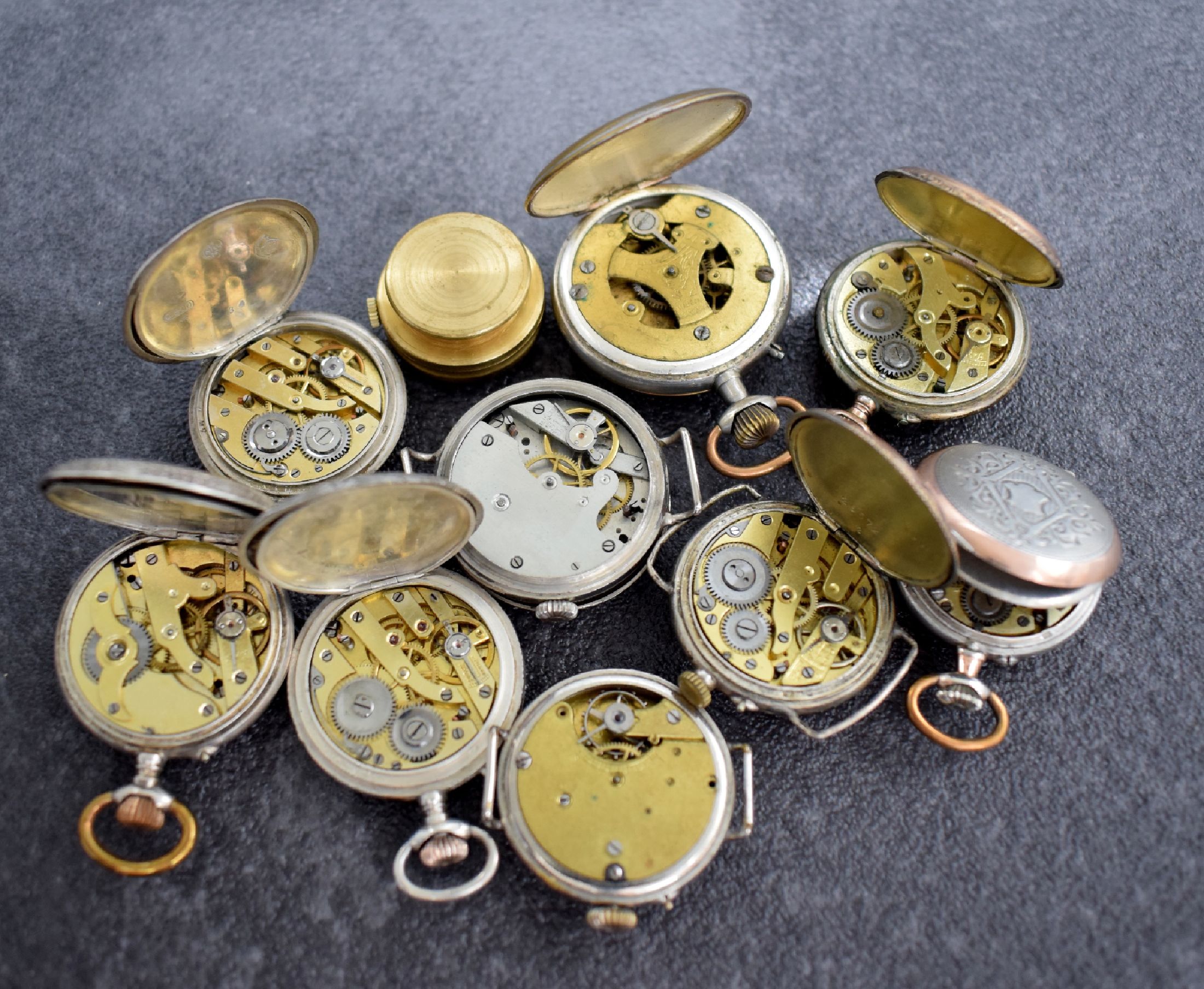 Detail e: Konvolut: 10 Taschen- & Armbanduhren, Schweiz/Deutschland um 1890 - 1970, Silber & Metallgehäuse, Damenausführung, Metall- & Emailzifferblätter ...
