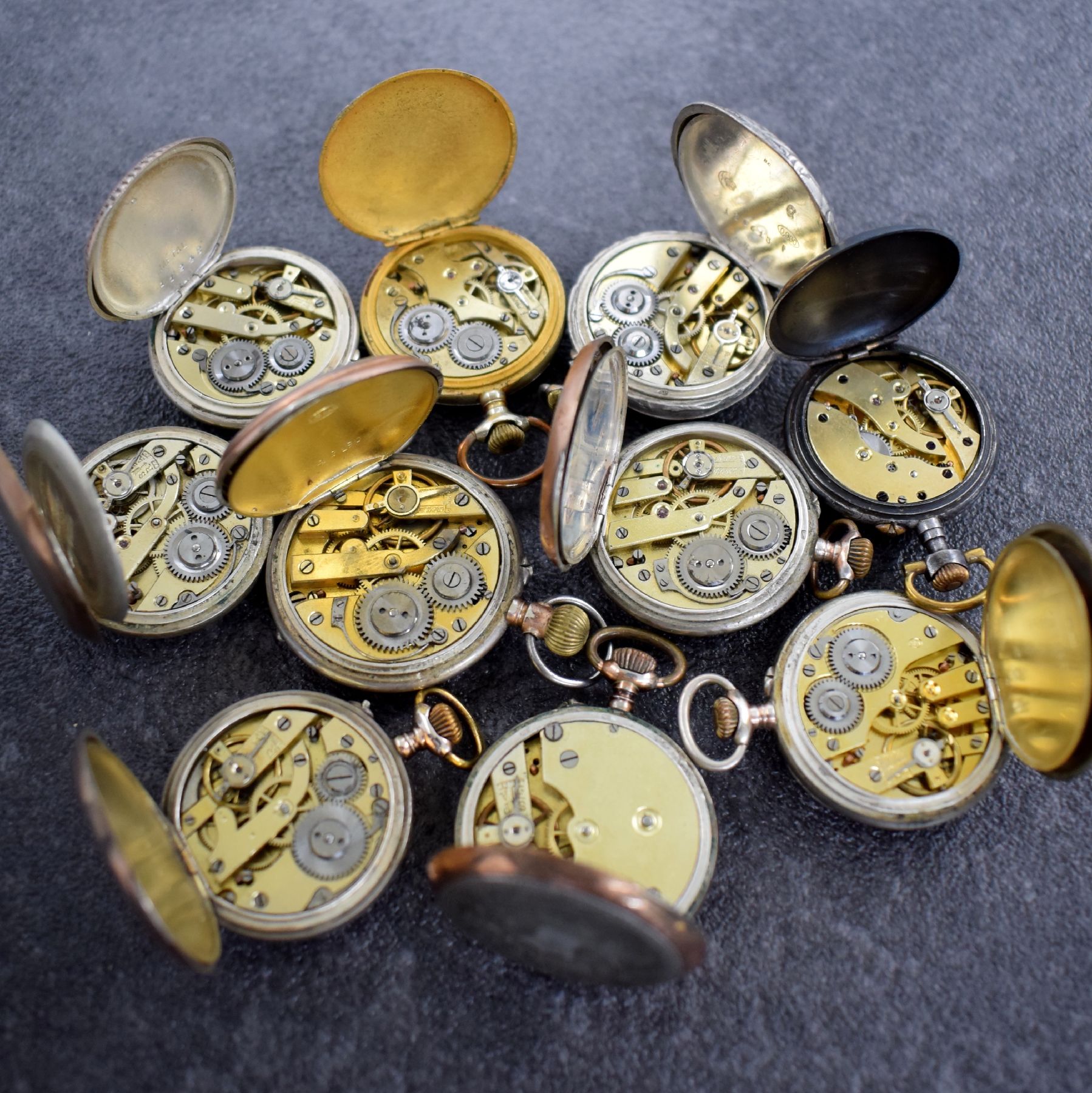 Detail e: Konvolut: 10 Taschenuhren, Schweiz um 1890, Damenausführung, Silber- & Metallgeh., Email- blätter (riss.), meist Zylinderhemmung, haupt-sächl. ...