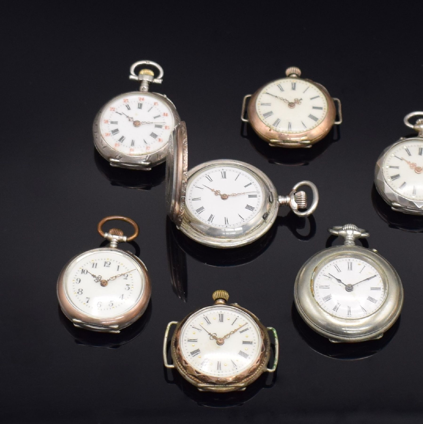 Detail a: Konvolut: 10 Damentaschenuhren, Schweiz um 1890, alle Zylinderwerke, meist Silbergehäuse, Emailblätter (riss.), 2x zur Armbanduhr um- gebaut, meist ...