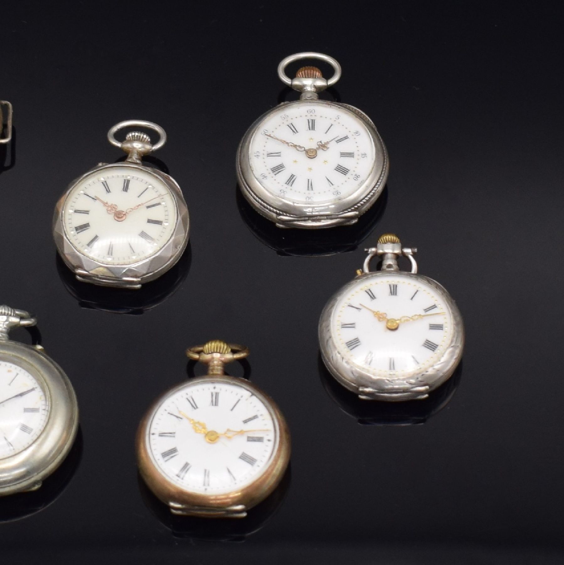 Detail b: Konvolut: 10 Damentaschenuhren, Schweiz um 1890, alle Zylinderwerke, meist Silbergehäuse, Emailblätter (riss.), 2x zur Armbanduhr um- gebaut, meist ...