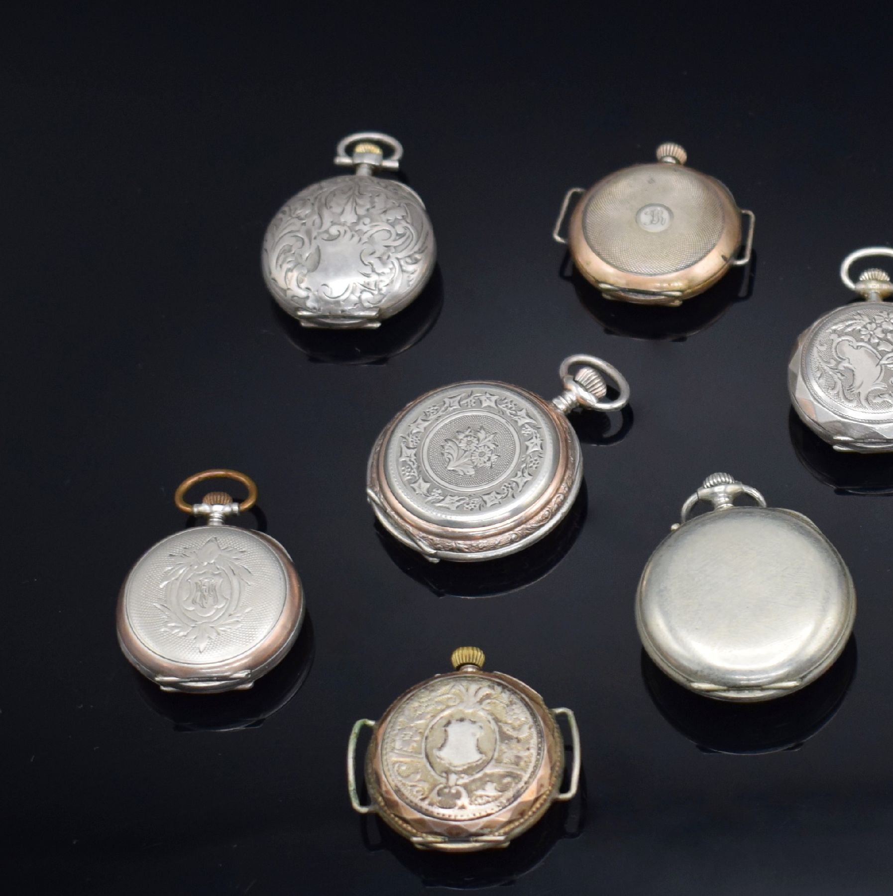 Detail c: Konvolut: 10 Damentaschenuhren, Schweiz um 1890, alle Zylinderwerke, meist Silbergehäuse, Emailblätter (riss.), 2x zur Armbanduhr um- gebaut, meist ...