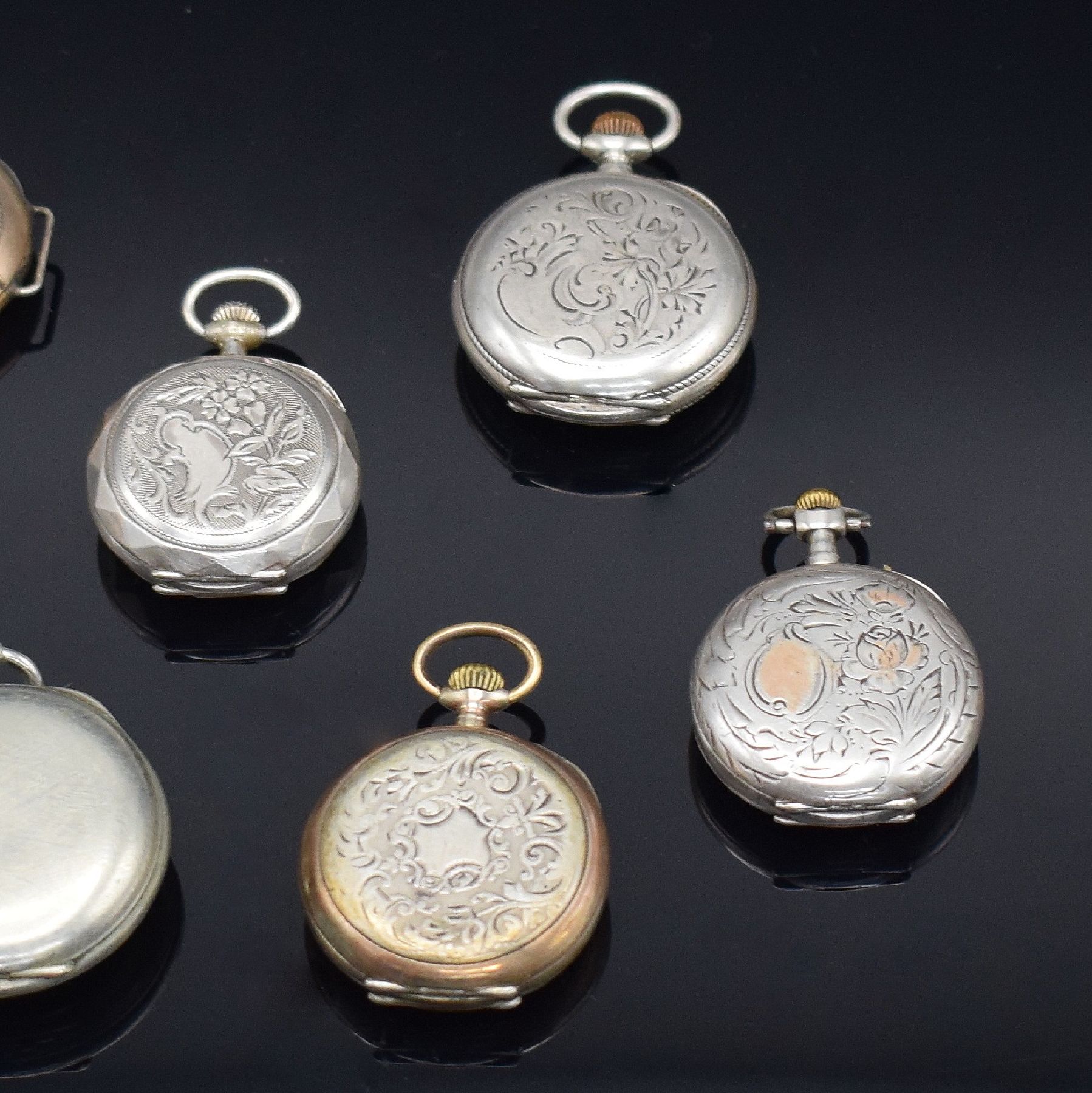 Detail d: Konvolut: 10 Damentaschenuhren, Schweiz um 1890, alle Zylinderwerke, meist Silbergehäuse, Emailblätter (riss.), 2x zur Armbanduhr um- gebaut, meist ...