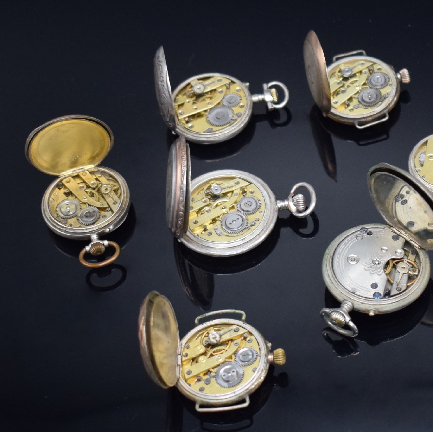 Detail e: Konvolut: 10 Damentaschenuhren, Schweiz um 1890, alle Zylinderwerke, meist Silbergehäuse, Emailblätter (riss.), 2x zur Armbanduhr um- gebaut, meist ...