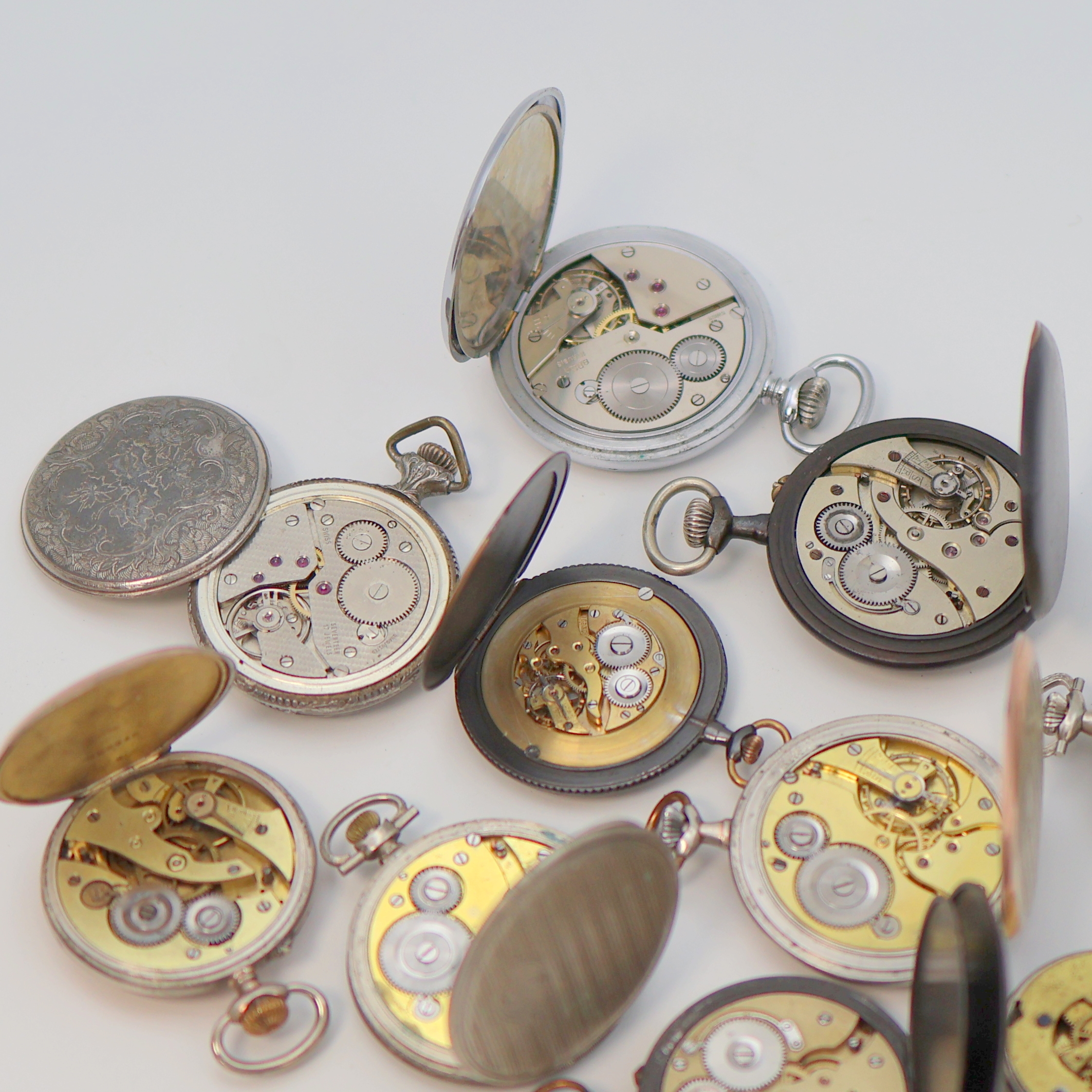 Detail d: Konvolut: 10 Taschenuhren, Schweiz um 1870 - 1920, Silber- und Metallgehäuse, Metall- und Emailblätter (riss.), versch. Größen und Designs, ...