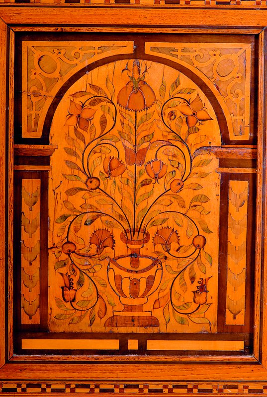 Detail a: Sakristeischrank,Niederrhein/Köln, in der Art der Kölner Überbauschränke, dat. 1622, Frontal ausgerichtet, Unterteil zweitürig mit integr. ...