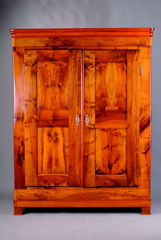 Biedermeierschrank, um 1820/30, Pfalz/Baden, massiv Nußbaum, komplett auf Rahmen gearbeitet z.T. Wurzelnuß massiv, schönes leb.Bild, rest., Kopf ...