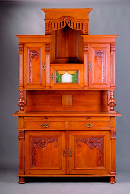 Aufsatzbuffet, deutsch, um 1900, Korpus z.T.Eiche, Mahagoni/Nußbaumfurnier z.T.gesp. verlegt, Lisenen vielfach geschweift, Inlets asymetrisch, ...