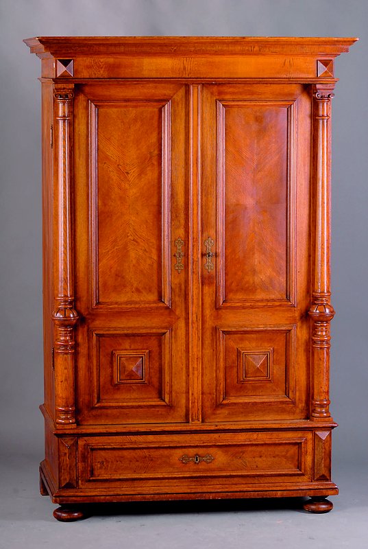 Wäscheschrank, deutsch, um 1880/90, Eichefurnier komplett auf WH Korpus, 3/4 Säulen, Inlets m. gesp. Furnier, integr, Sockelschublade, Türen weit ...