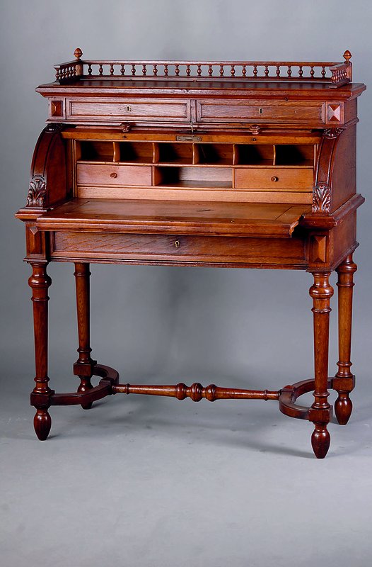 Sekretär, wohl Belgien, um 1900, WH/Eiche massiv, Unterteil tischähnlich, integr. Schublade, Beine verschränkt, Balusterarbeit, Oberteil: Rollteil ...