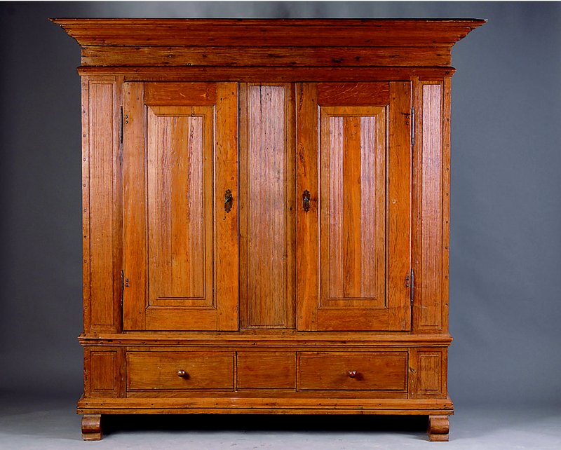 Dielenschrank, mitteldeutsch, wohl Berlin, um 1820, Eiche massiv, Front a. Rahmen gearb., Lisenen u. Inlets vielfach gerieft, Kopf 7-fach gewalmt, ...
