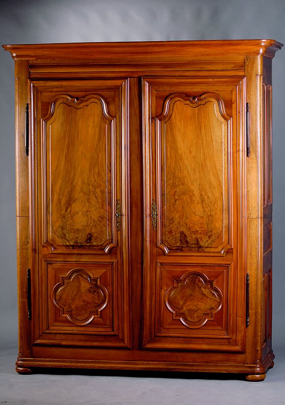 Schrank, Paris, um 1760/70, massiv Nußbaum, komplett auf Rahmen gearb., 2-türig, seitl. 10-fach kassetiert, Fronttüren: Rahmen 3-fach in sich ...