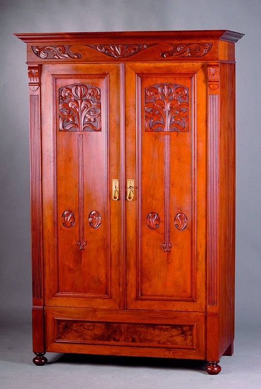 Jugendstilschrank, deutsch, um 1905, Korpus Nußbaum massiv/WH, Front auf Rahmen gearb., Flachschnitzereien a.d. Vollholz abstrakt floral, Kopf ...