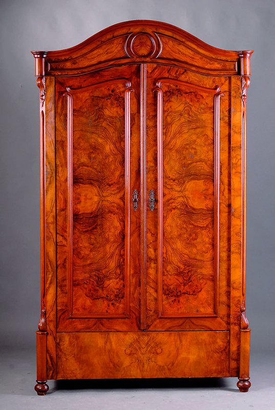 2-türiger Schrank, deutsch, um 1870/80, Barockstil, Korpus WH. Wurzelnußfurnier z.T. gesp. verlegt, Kopfteil geschweift, aufgesetzte 3-fach ...