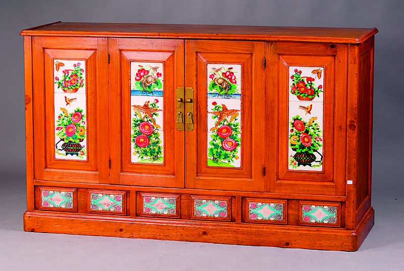 Vielzweckschrank, China, angehendes 20. Jhd, Kiefer/Zirbelkiefer massiv, Front auf Rahmen gearb., eingelegte Majolikakacheln bunt staffiert, Fuß m. ...
