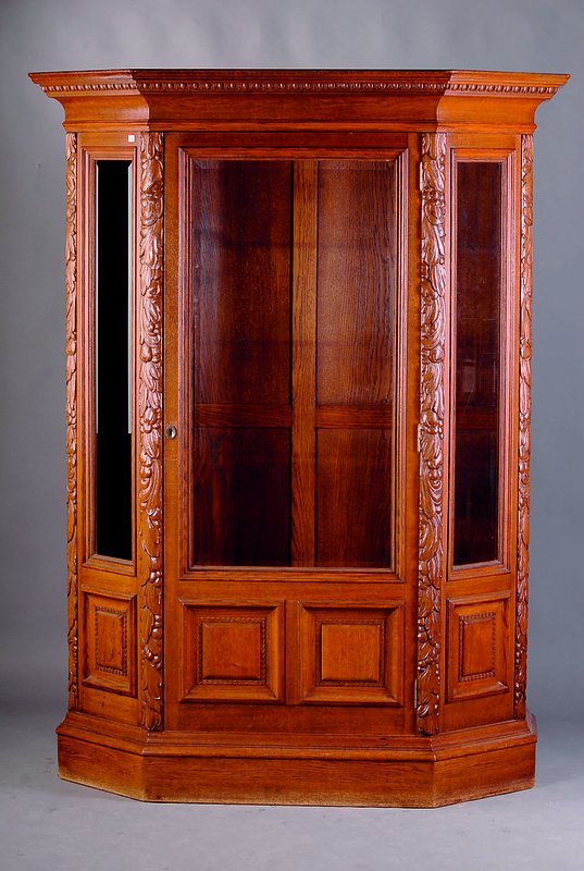 Vitrinenschrank, deutsch, um 1910/15, Eiche massiv, komplett auf Rahmen gearb., hervorragende Holzverarbeitung, facett. Glas, kassettiert, 4 Lisenen ...