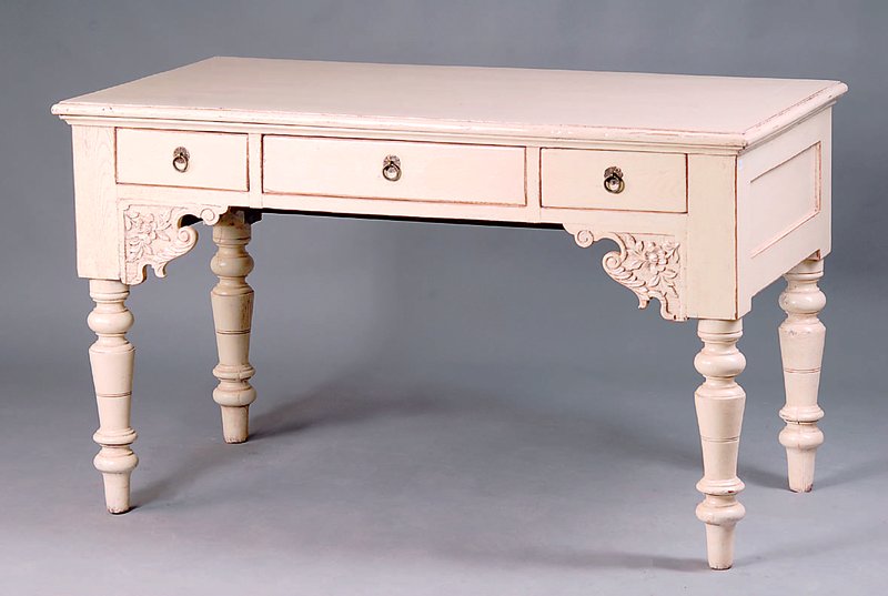 Chinesischer Ahnentisch, um 1900/10, z.T. im Kolonialstil, 3 integr. Schubladen, Eckzwickel abstrakt floral, Beine gedrechselt im Balusterstil, frei ...