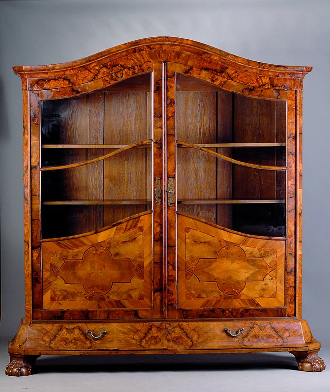 Bibliotheksschrank, Historismus, um 1900, Korpus Eiche massiv, Wurzelnußfurnier z.T. gesp. verlegt, 2 Sockelschübe, Türen m. Maketerie in Mahagoni ...