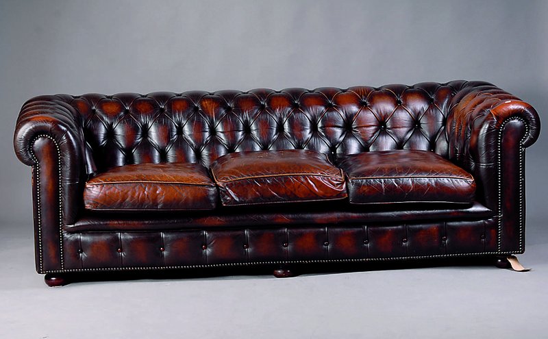 Chesterfieldsofa, England, 80er/90er Jahre, Rücken genoppt, Lederbezüge dunkelbraun gebeizt, Mittelkissen m. Löchern, Gebr.-Sp., ca. 71x200x91 Sh ...