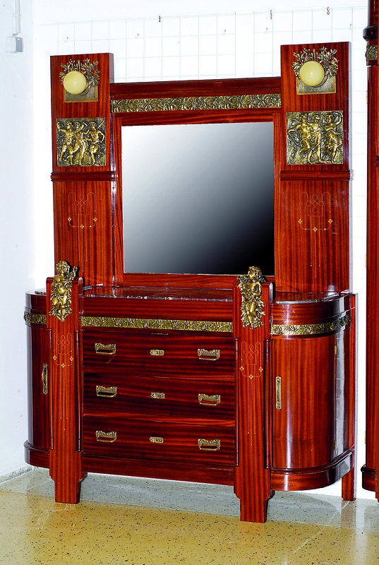 Prunkvolles Schlafzimmer, nach Vorbild des Art Nouveau, Frankreich, Stilmöbel 2.H. 20.Jh., best.aus: Schrank, Spiegelkommode u.Bett mit Umbau; ...