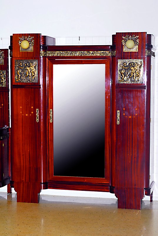 Detail a: Prunkvolles Schlafzimmer, nach Vorbild des Art Nouveau, Frankreich, Stilmöbel 2.H. 20.Jh., best.aus: Schrank, Spiegelkommode u.Bett mit Umbau; ...