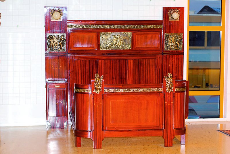 Detail b: Prunkvolles Schlafzimmer, nach Vorbild des Art Nouveau, Frankreich, Stilmöbel 2.H. 20.Jh., best.aus: Schrank, Spiegelkommode u.Bett mit Umbau; ...
