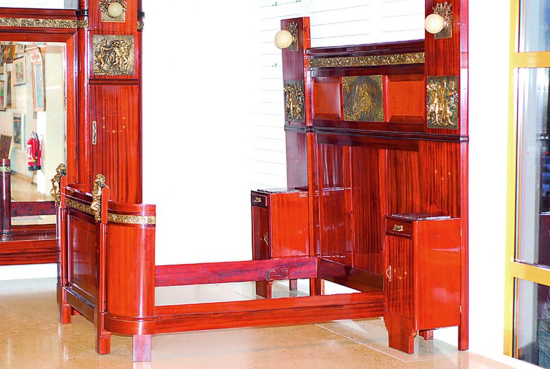 Detail c: Prunkvolles Schlafzimmer, nach Vorbild des Art Nouveau, Frankreich, Stilmöbel 2.H. 20.Jh., best.aus: Schrank, Spiegelkommode u.Bett mit Umbau; ...