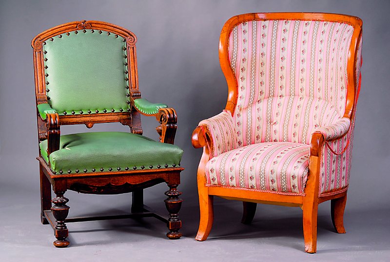 Ohrenbackensessel, Biedermeier, um 1830, Birnbaum massiv, geschweifte Form, eleg. zeitloses Möbelstück, alt belassen bzw. Alterssch., 99x71x74cm