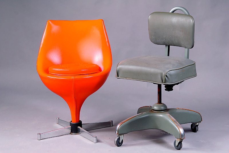 Sog.Tütensessel, um 1960-65, orangefarbenes Leder, Sitzkissen genoppt, vier Auslegerfüsse verchromt, zeittyp., alt belassen ca. 74x50x55 Sh 50 cm