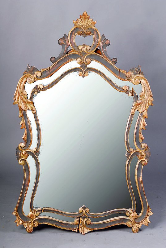 Spiegel, Italien, um 1910, Korpus Weichholz, Barockstil, z. T.braun schwarz gefasst, Holz an manchen Teilen besch., 6-fach geschweift, z.T. in ...